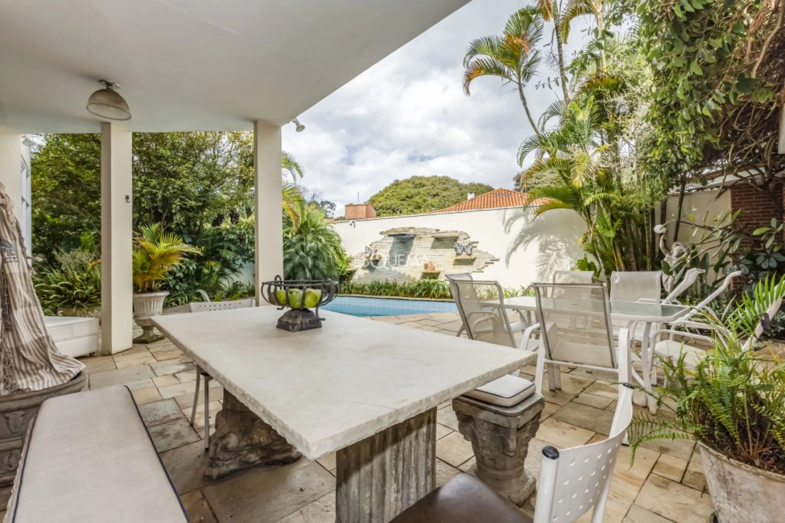 Casa com jardim e piscina - Imagem 4