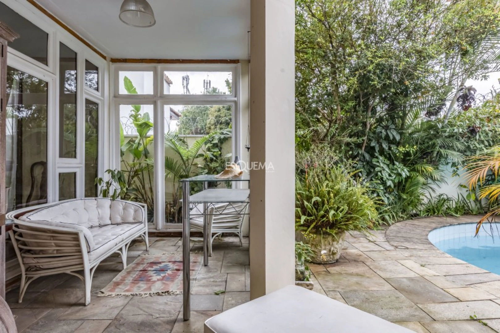 Casa com jardim e piscina - Imagem 5