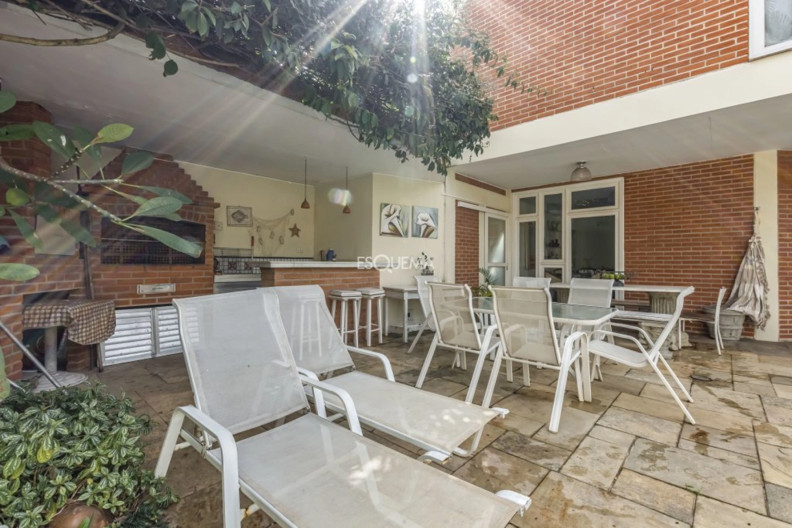 Casa com jardim e piscina - Imagem 7