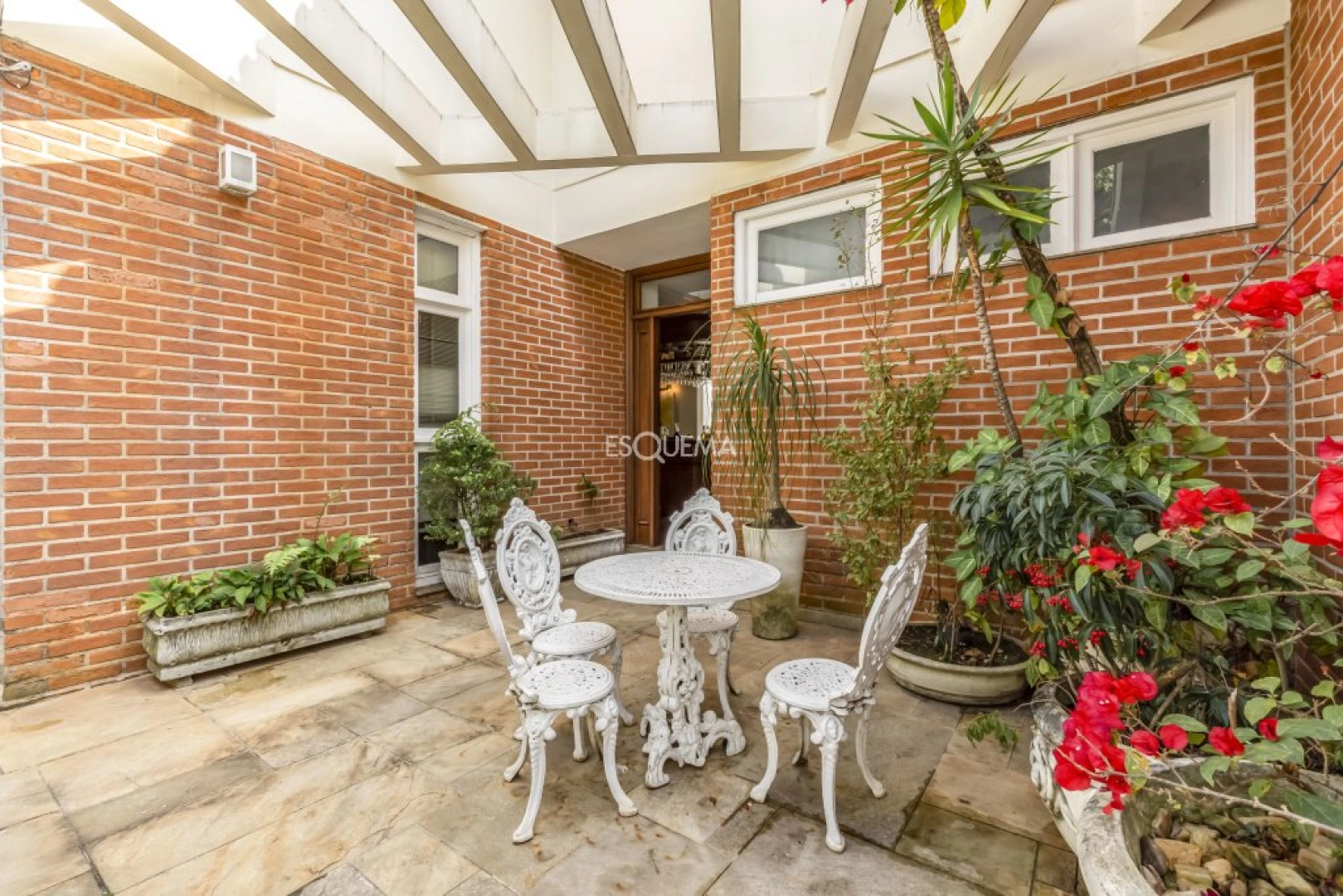 Casa com jardim e piscina - Imagem 8