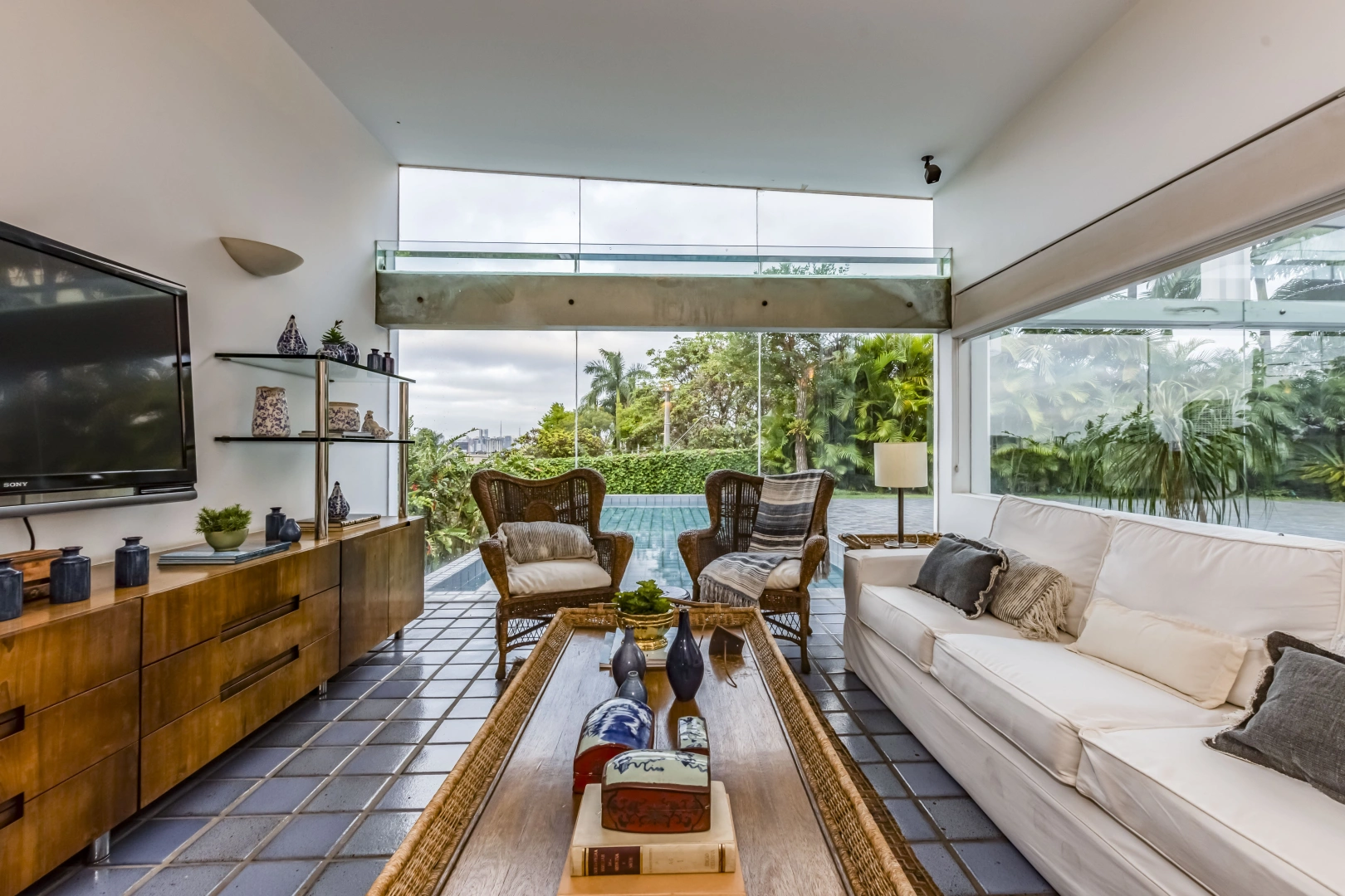 Casa moderna com projeto de Sergio Bernardes - Imagem 10
