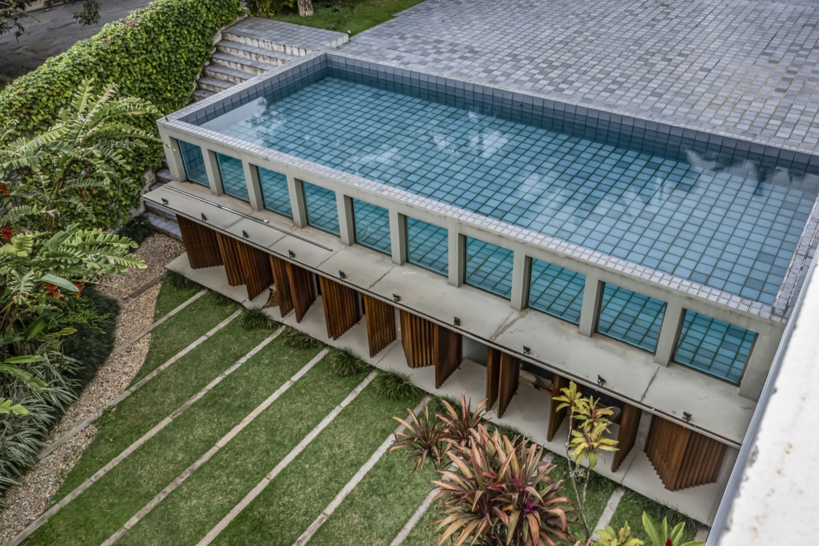 Casa moderna com projeto de Sergio Bernardes - Imagem 14