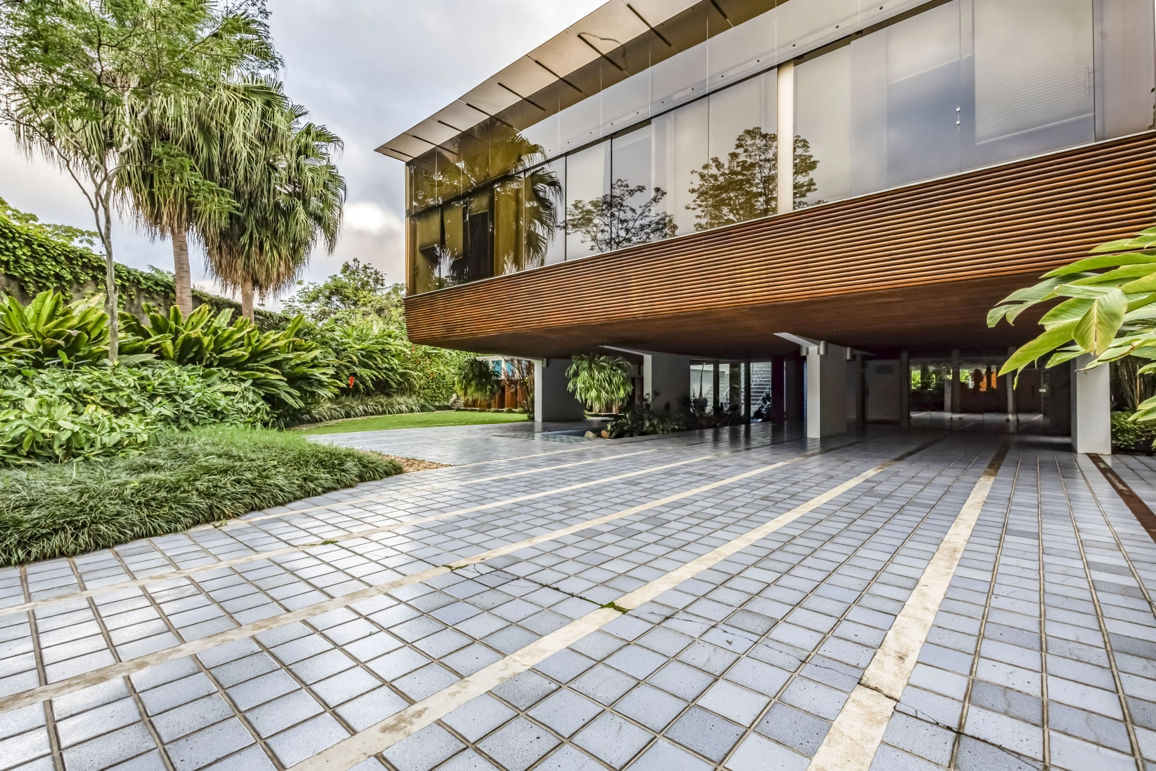 Casa moderna com projeto de Sergio Bernardes - Imagem 1