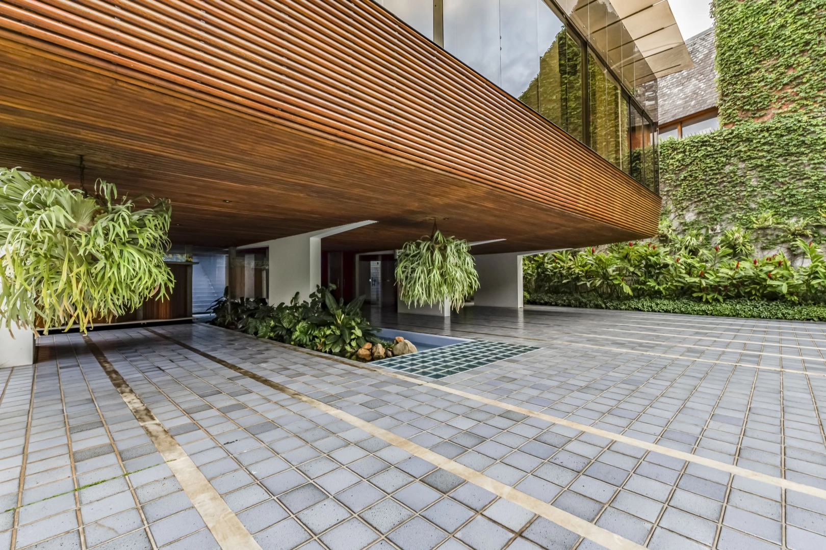 Casa moderna com projeto de Sergio Bernardes - Imagem 2