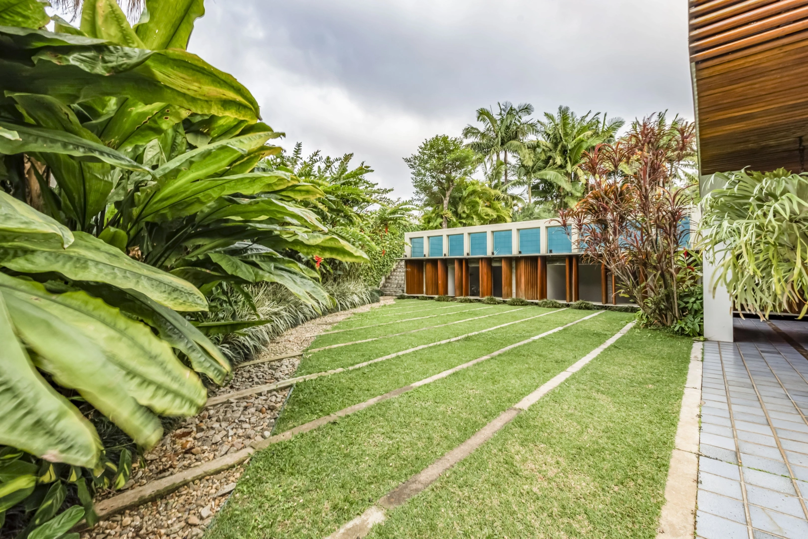 Casa moderna com projeto de Sergio Bernardes - Imagem 3