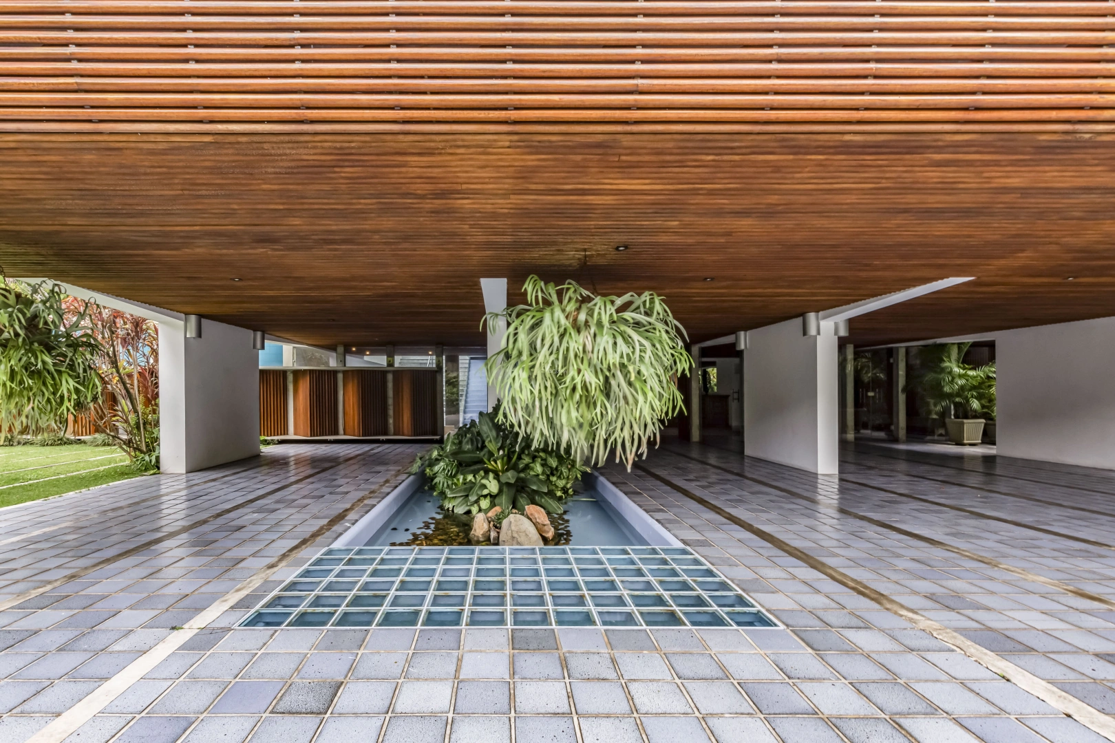 Casa moderna com projeto de Sergio Bernardes - Imagem 4