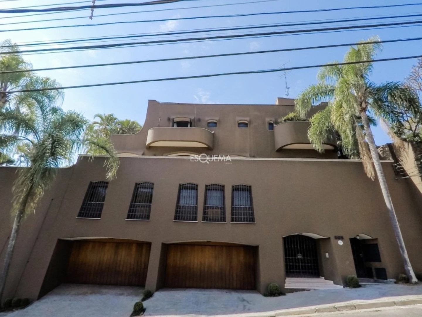 Casa imponente na melhor rua do bairro - Imagem 1