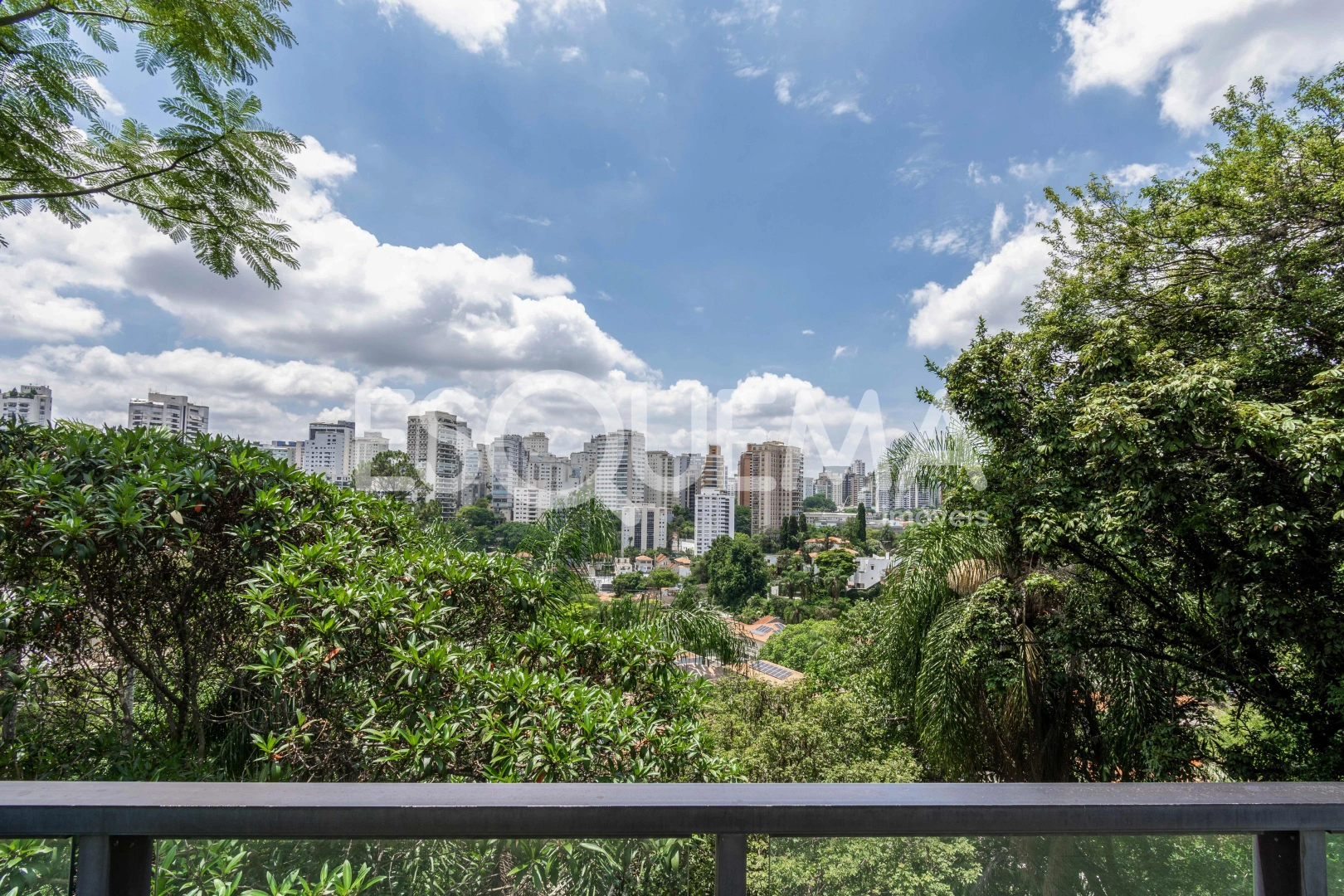 Casa modernizada em rua tranquila no Pacaembu - Imagem 3