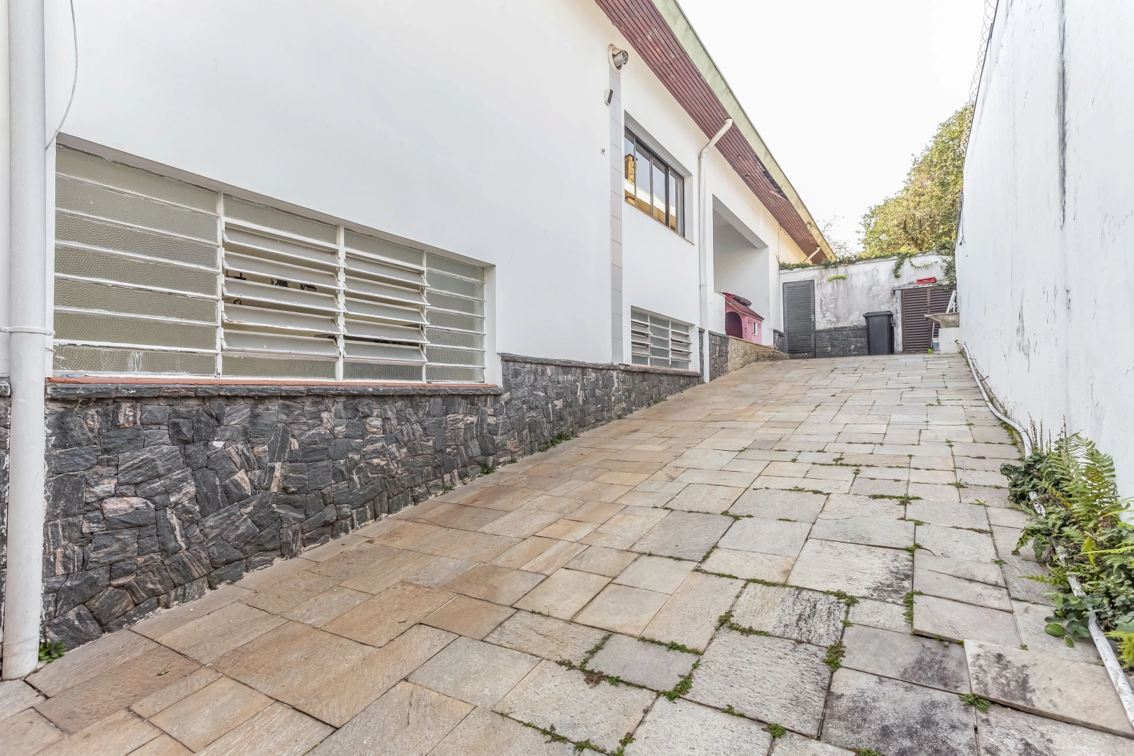 Amplo terreno com casa térrea - Imagem 10