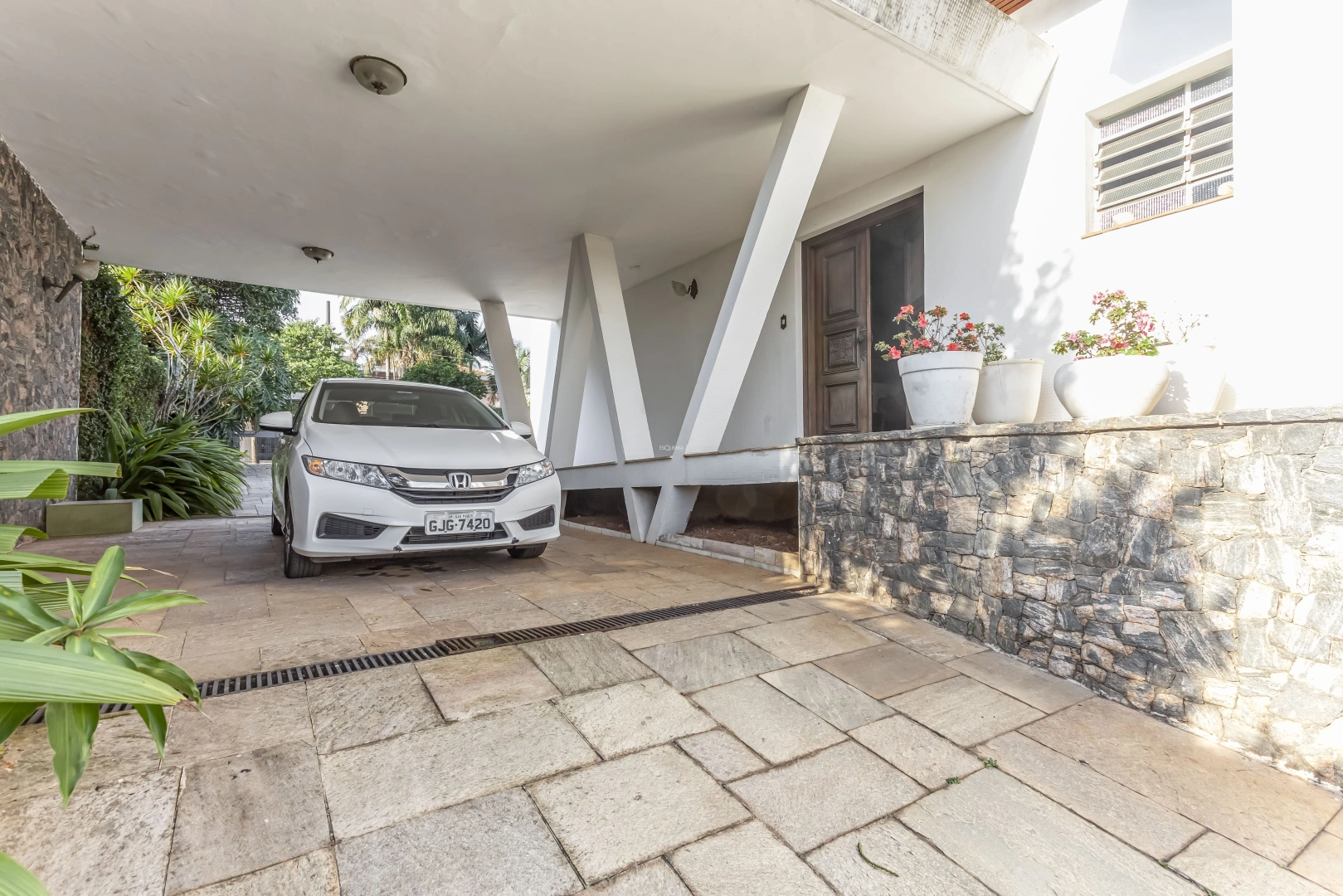 Amplo terreno com casa térrea - Imagem 11
