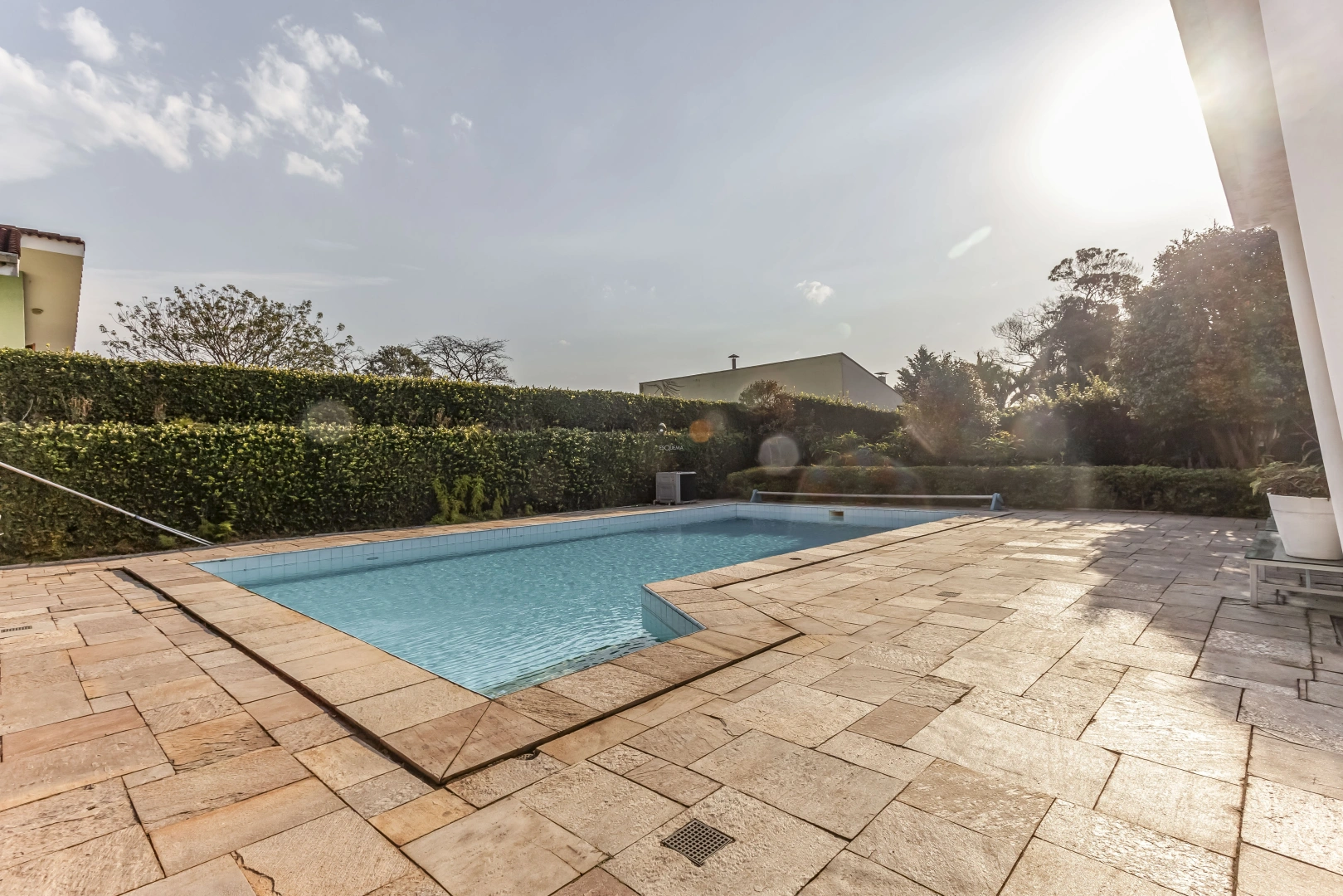 Amplo terreno com casa térrea - Imagem 1