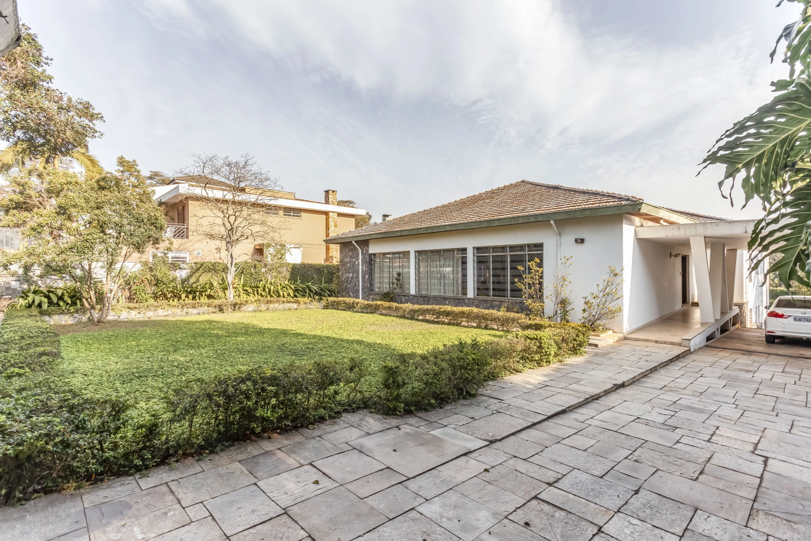 Amplo terreno com casa térrea - Imagem 2