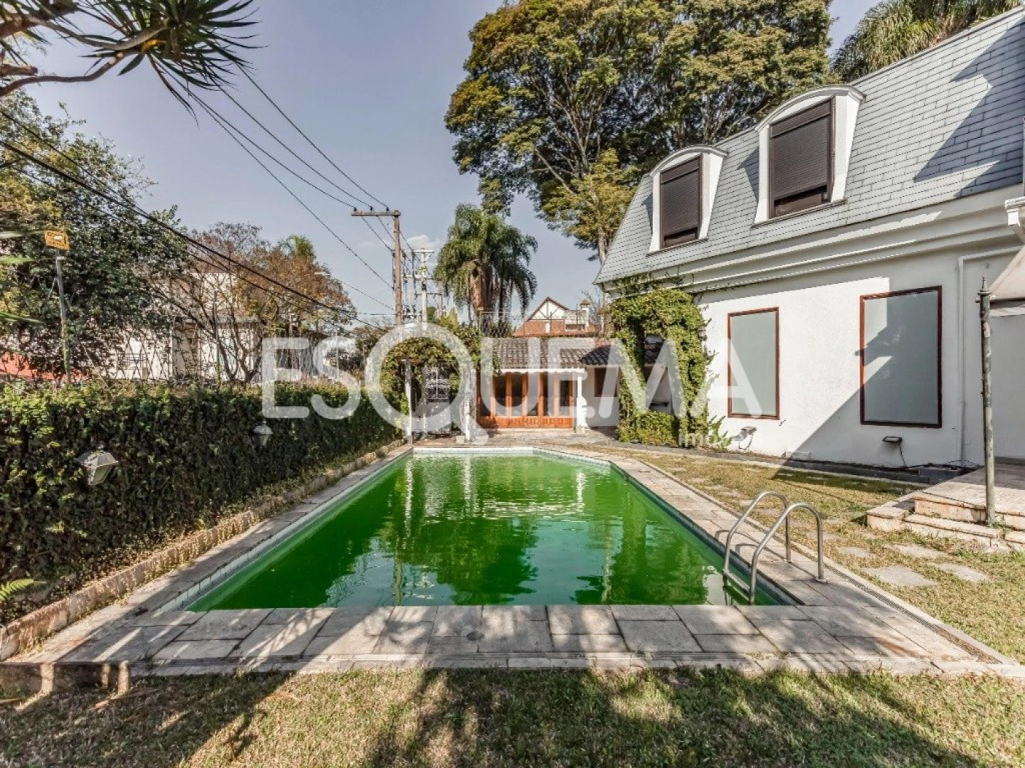 Casa clássica cercada por verde em rua segura - Imagem 15