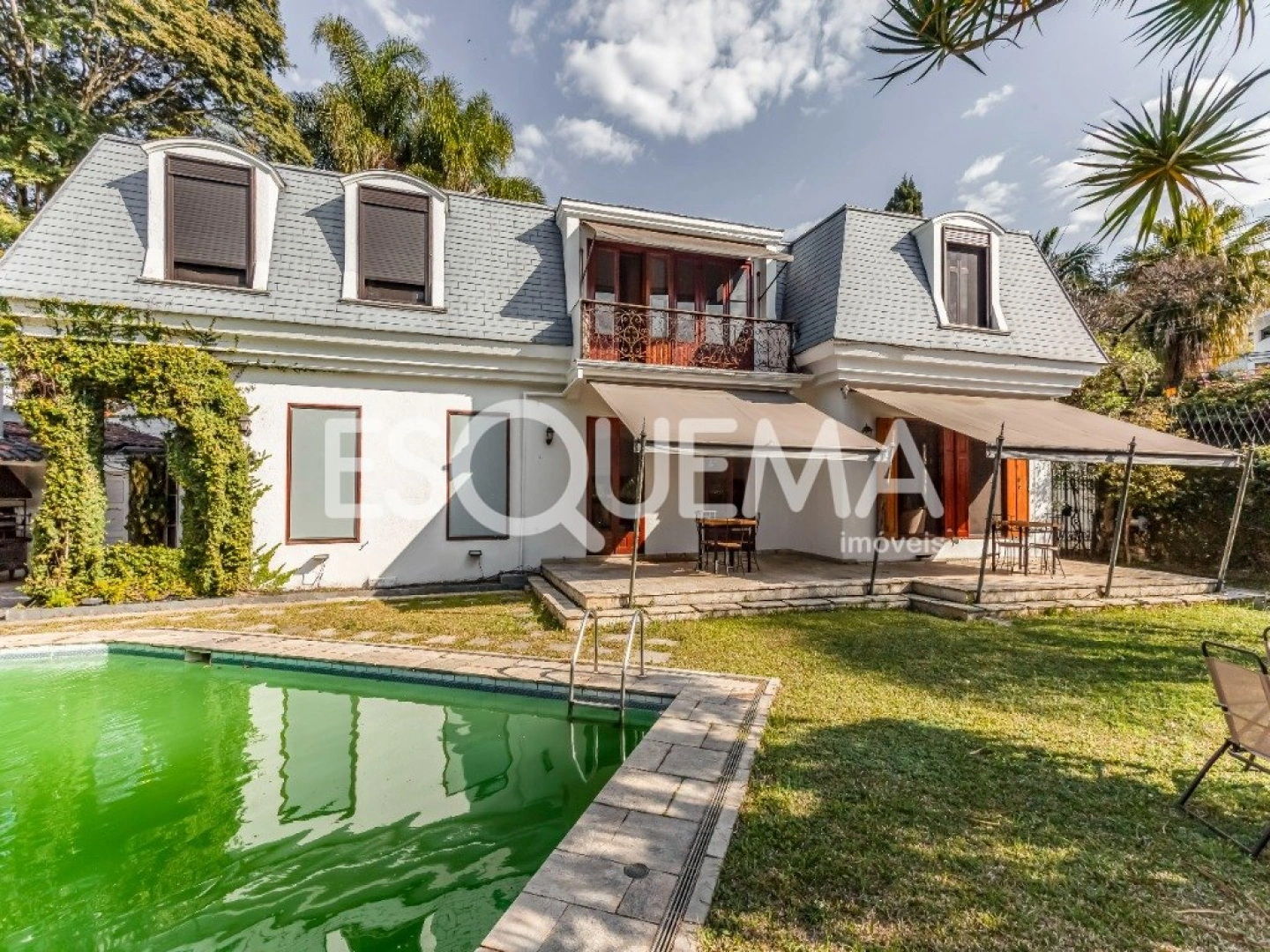 Casa clássica cercada por verde em rua segura - Imagem 1