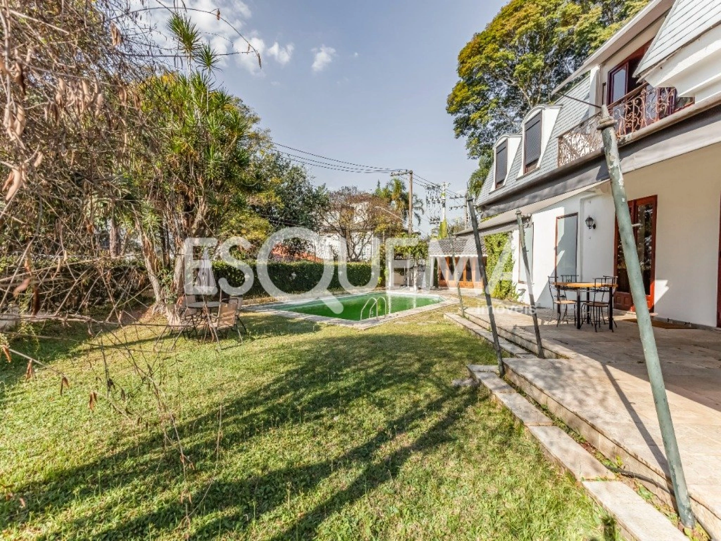Casa clássica cercada por verde em rua segura - Imagem 2