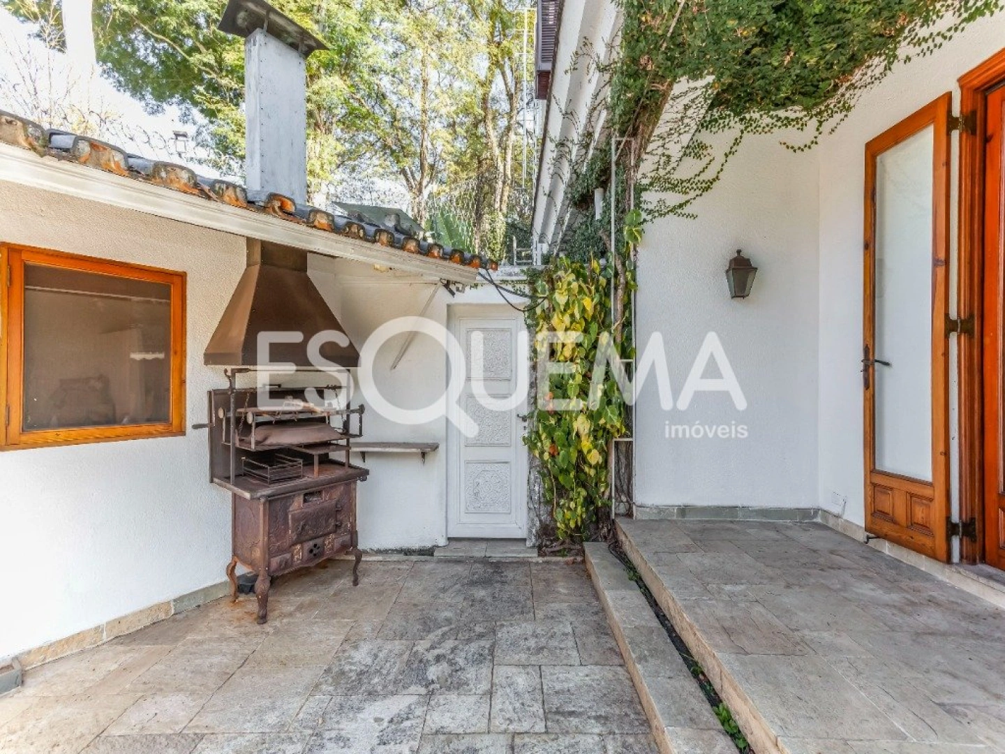 Casa clássica cercada por verde em rua segura - Imagem 3