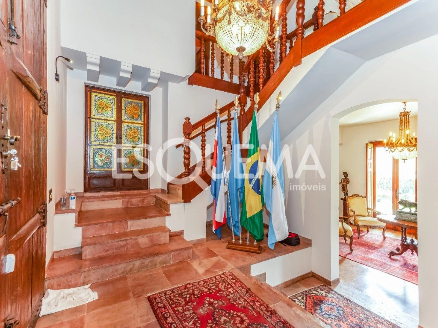 Casa clássica cercada por verde em rua segura - Imagem 4
