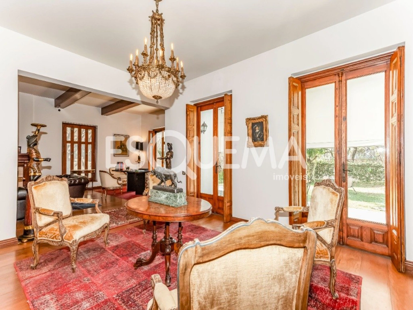 Casa clássica cercada por verde em rua segura - Imagem 5