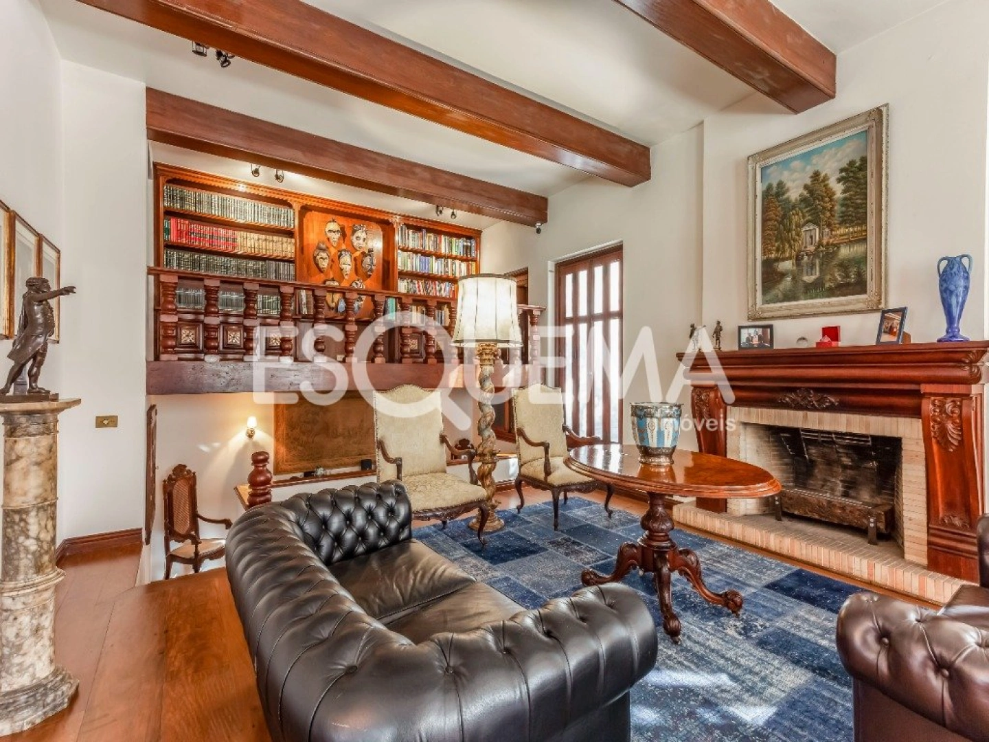 Casa clássica cercada por verde em rua segura - Imagem 7