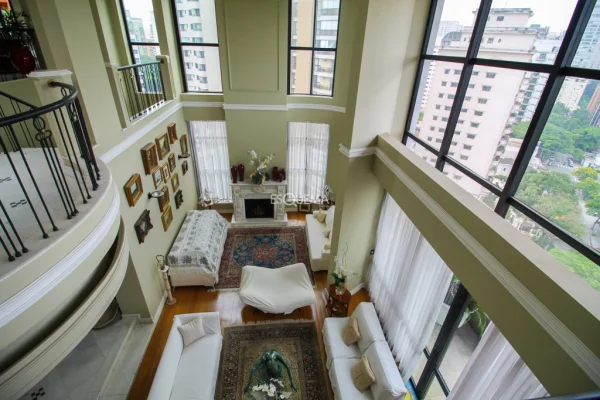 Cobertura duplex em condomínio com estilo clássico