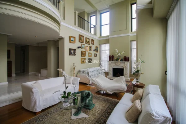 Cobertura duplex em condomínio com estilo clássico