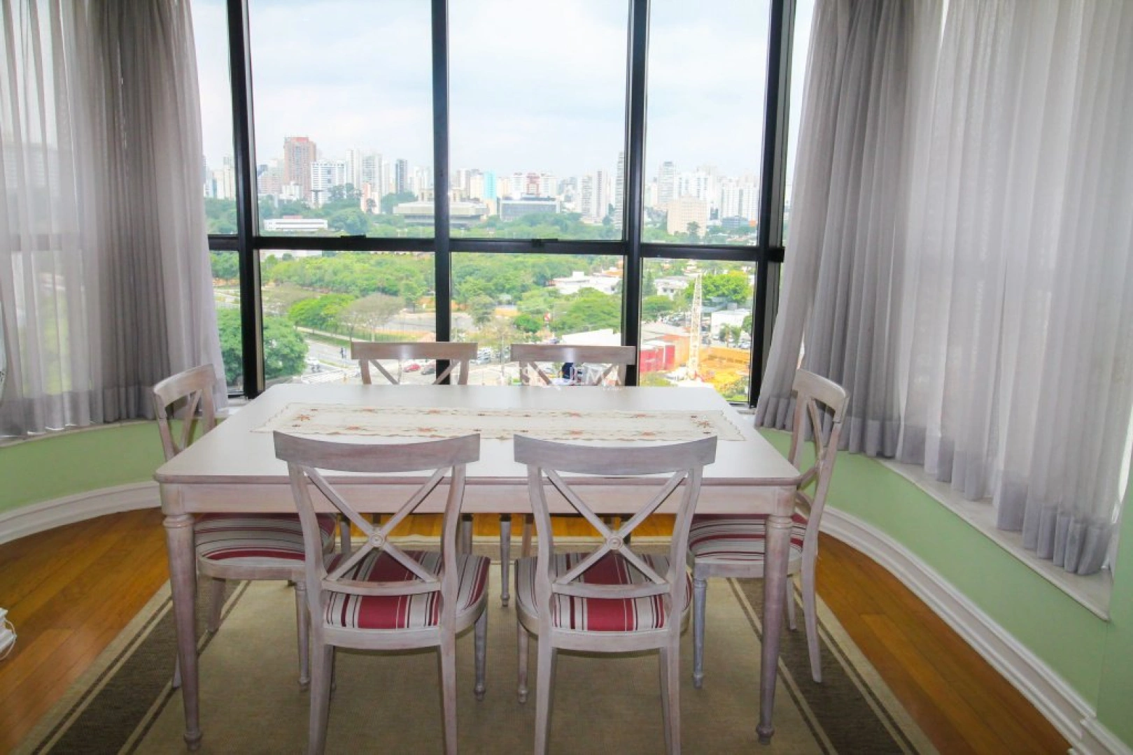 Cobertura duplex em condomínio com estilo clássico - Imagem 9