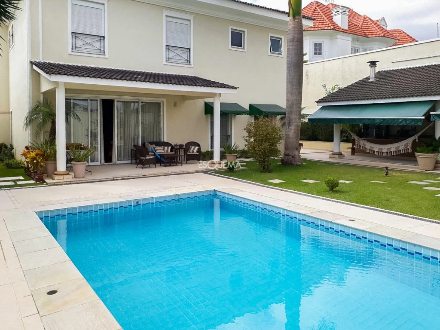 Casa com jardim e piscina no Morumbi - Imagem 1
