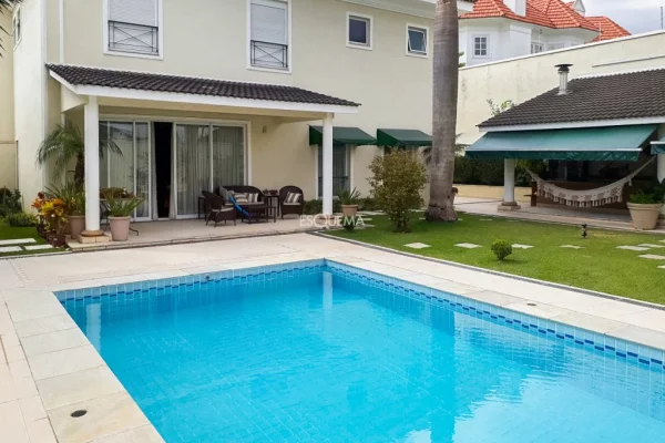Casa com jardim e piscina no Morumbi