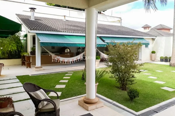 Casa com jardim e piscina no Morumbi