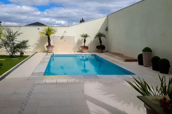 Casa com jardim e piscina no Morumbi