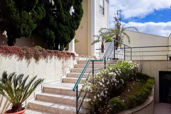 Casa com jardim e piscina no Morumbi