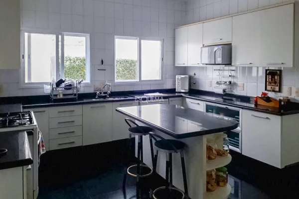 Casa com jardim e piscina no Morumbi
