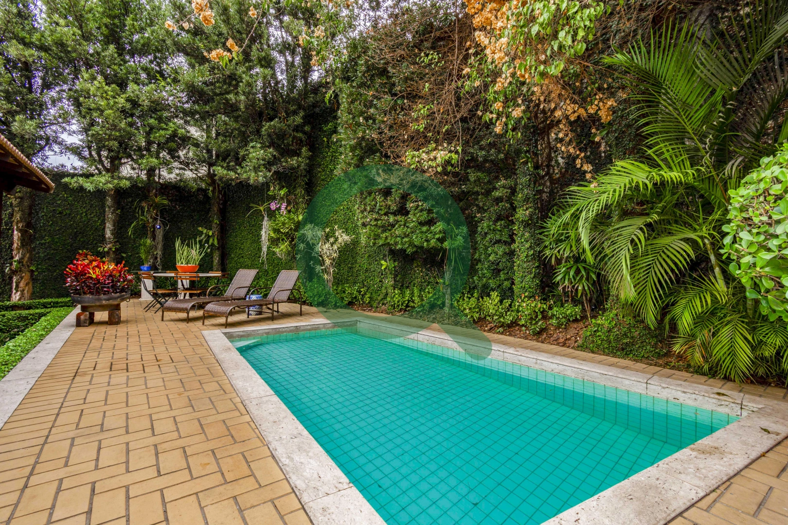Casa com lazer completo e ambientes integrados ao jardim, no Jardim Guedala - Imagem 1