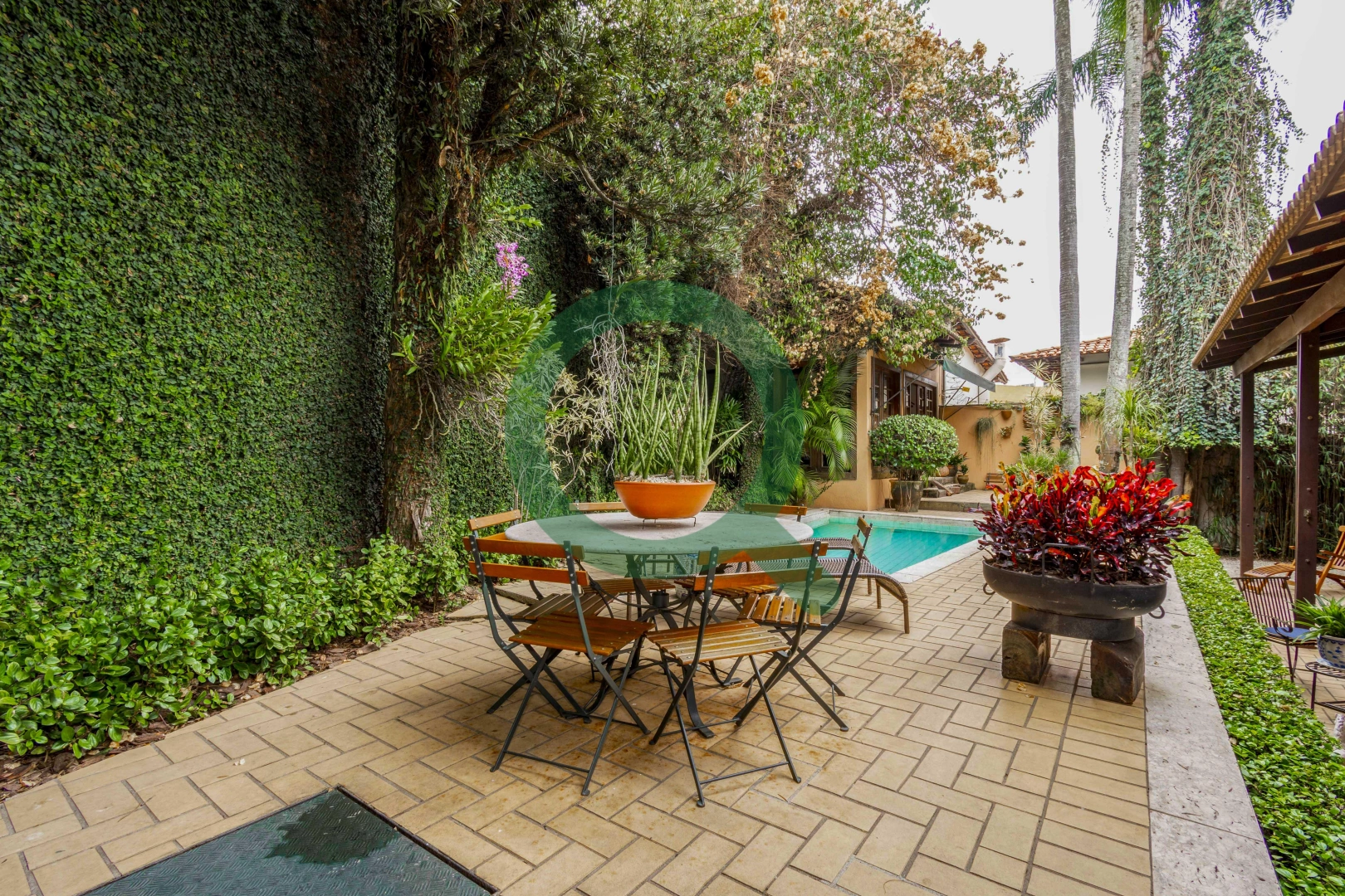 Casa com lazer completo e ambientes integrados ao jardim, no Jardim Guedala - Imagem 2