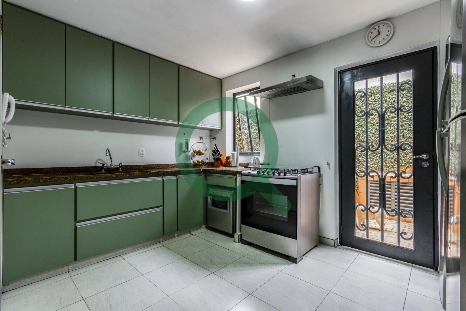 Casa com lazer completo e ambientes integrados ao jardim, no Jardim Guedala - Imagem 9