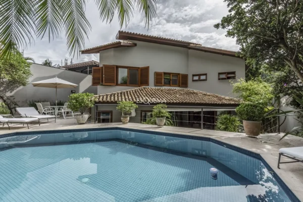 Casa com fachada moderna e 4 suítes