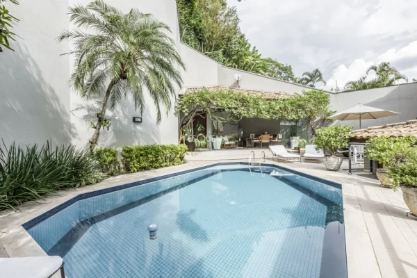 Casa com fachada moderna e 4 suítes