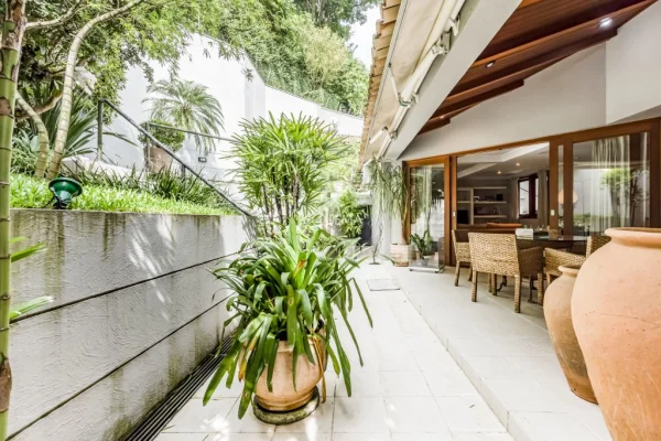 Casa com fachada moderna e 4 suítes