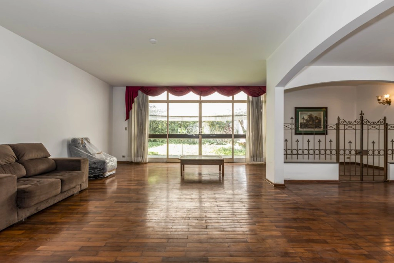 Casa ideal para reforma em rua arborizada - Imagem 1