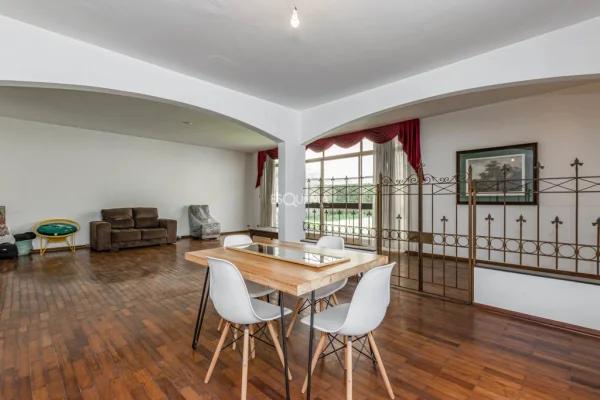 Casa ideal para reforma em rua arborizada