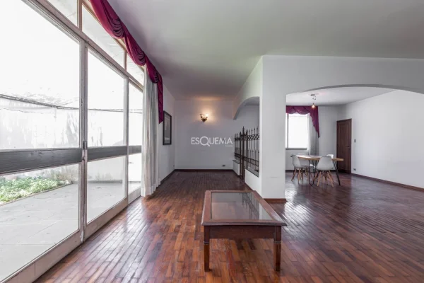 Casa ideal para reforma em rua arborizada