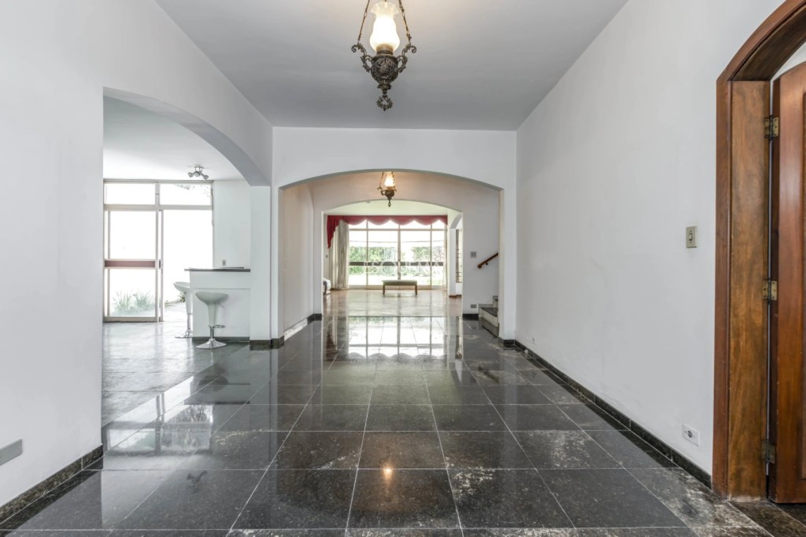 Casa ideal para reforma em rua arborizada - Imagem 8