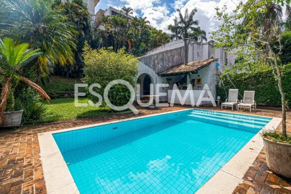 Casa em rua fechada no Morumbi