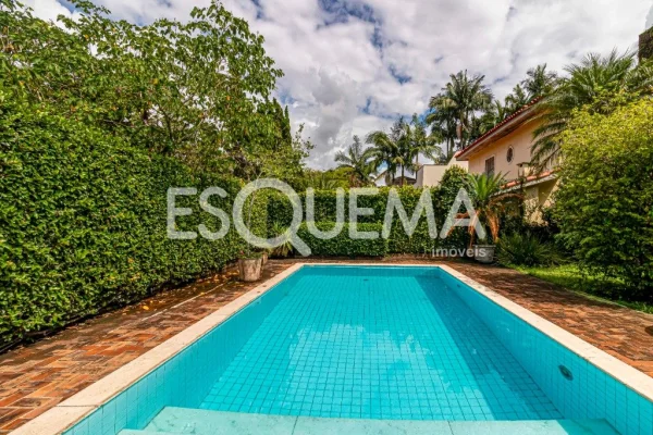 Casa em rua fechada no Morumbi