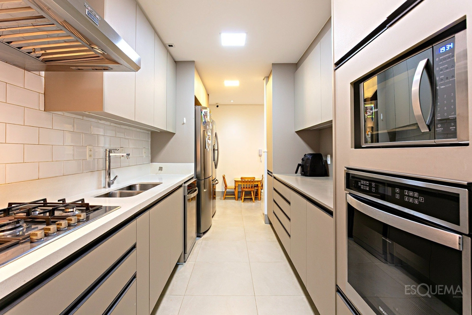 Cozinha gourmet integrada e suítes com sacadas privativas na região central do Jardim América - Imagem 10