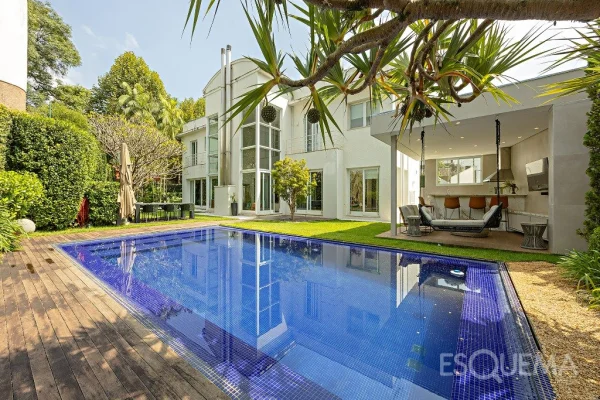 Casa com arquitetura contemporânea no Jardim Guedala