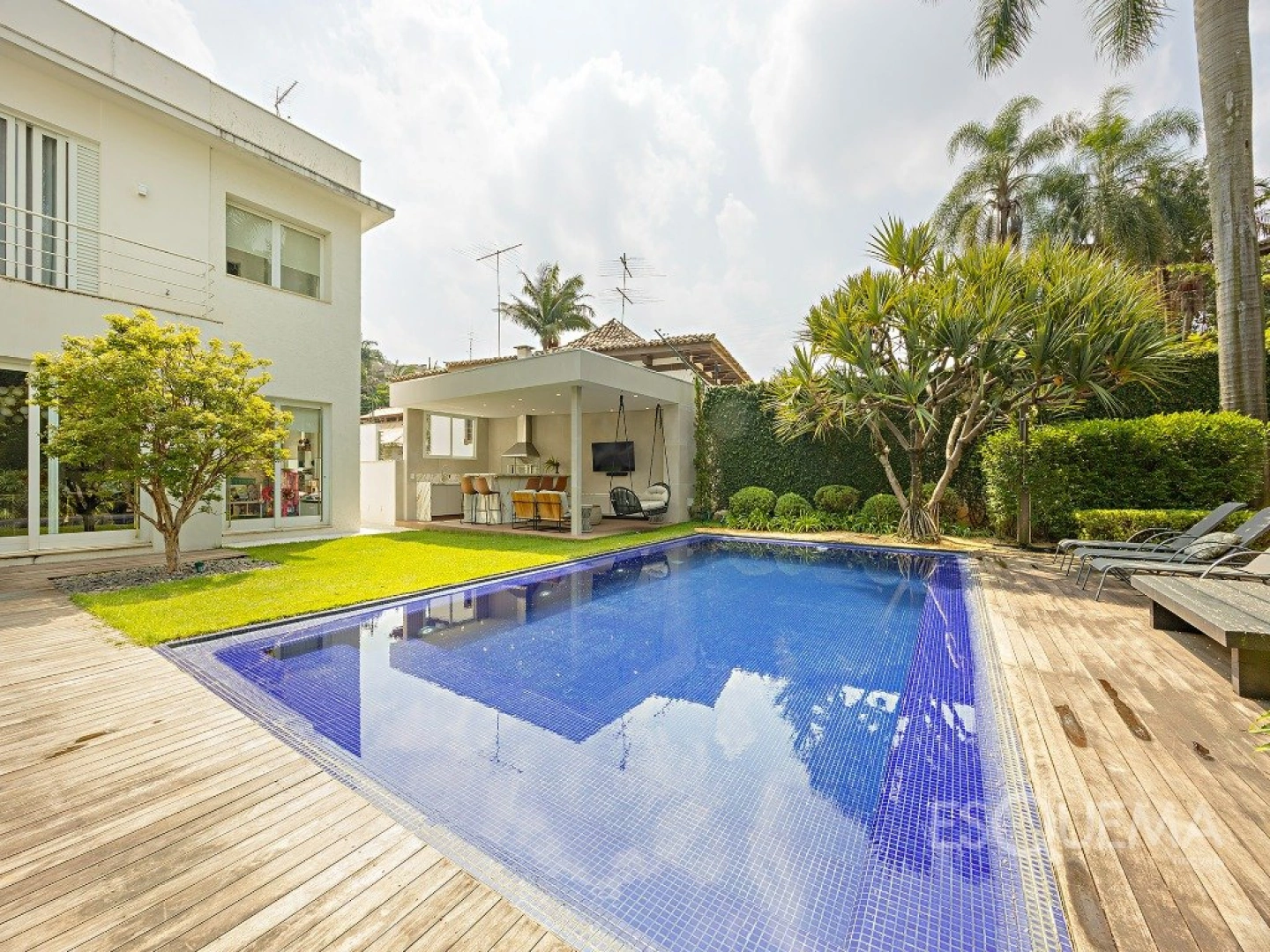 Casa com arquitetura contemporânea no Jardim Guedala - Imagem 2
