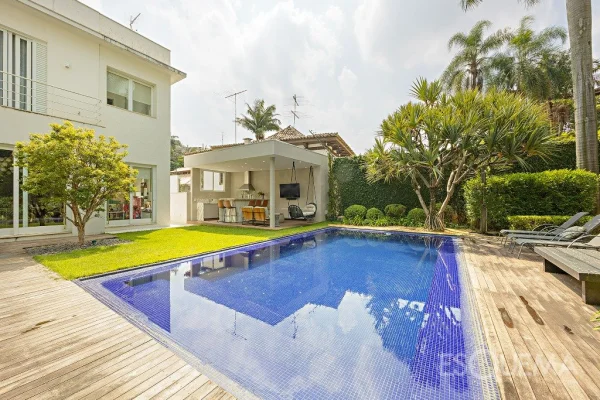 Casa com arquitetura contemporânea no Jardim Guedala