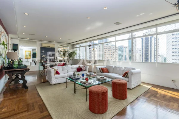 Apartamento reformado e em andar alto no Itaim.