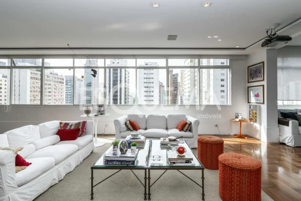 Apartamento reformado e em andar alto no Itaim.